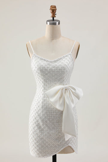 Perles Robe moulante blanche à paillettes avec noeud
